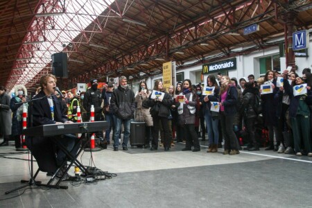 Tom Odell sings for Ukrainian refugees at Romanian station
