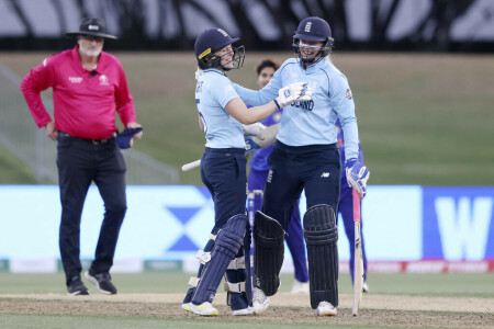 &lsquo;Scrappy&rsquo; England beat India to keep World Cup hopes alive