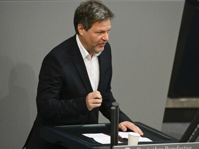 Germany, seeking to pare Russia energy, courts Qatar and UAE for deals