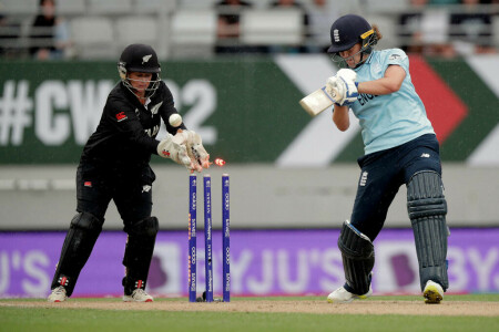 Sciver keeps England alive in nail-biter against New Zealand