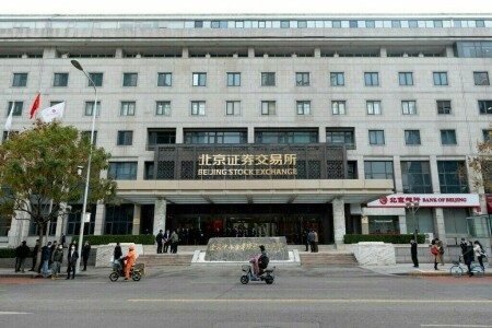 China blue chips lose ground on hawkish Fed; domestic easing awaited