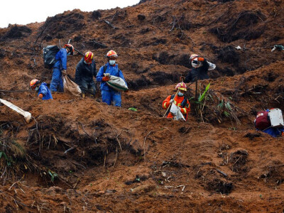 China examines cockpit voice recorder from crashed airliner