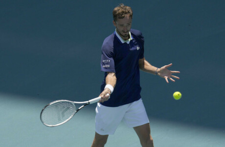 Medvedev advances in Miami as Murray downed
