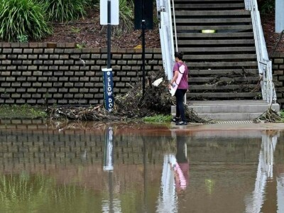 Thousands of Australians flee homes as floods inundate towns