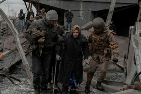 More Ukrainians flee, as UN says health centres hit during Russian assault