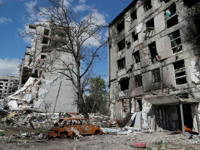 Ukrainian president says peace talks close to collapse as battle rages in the east