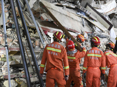 Dozens trapped in China building collapse