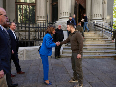 &lsquo;Don&rsquo;t be bullied&rsquo;, US speaker Pelosi tells Zelensky