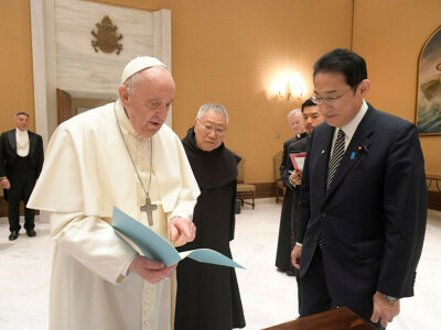 Pope, Japan PM, discuss hopes for nuclear-free world