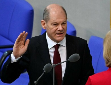 Germany&rsquo;s Scholz says on WW2 anniversary Putin will not win his war