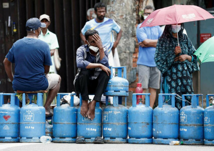 Sri Lanka runs low on gas as supporters rally for embattled PM
