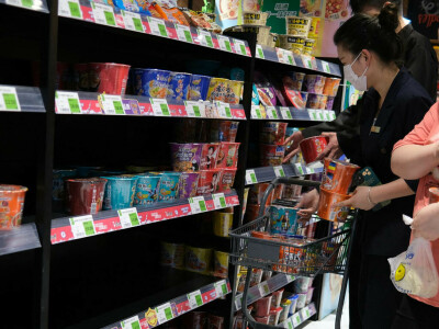 Beijing residents swamp supermarkets after lockdown rumours