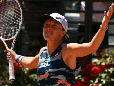 Swiatek demolishes Sabalenka to make Rome final