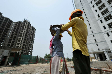 Poor workers bear the brunt of India&rsquo;s heatwave