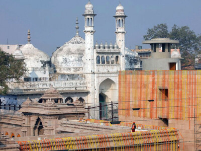 Indian court limits Muslim gatherings at mosque after Hindu idols found