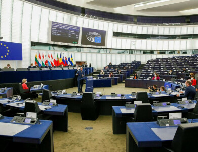 EU lawmakers back minimum corporate tax, seek future review
