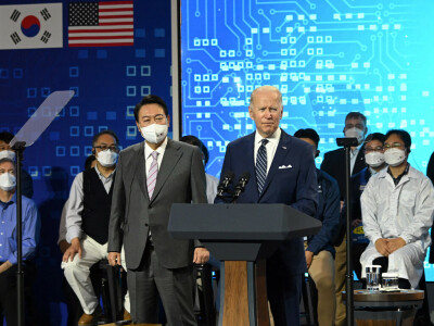 Samsung boss Lee hosts Biden, Yoon in tour of S. Korea chip plant