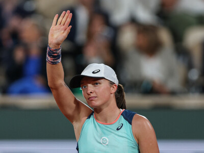 Swiatek extends unbeaten streak to 29 in easy Paris opener