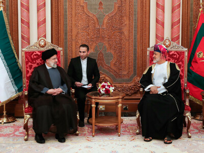 Oman, Iran sign trade deals during president visit