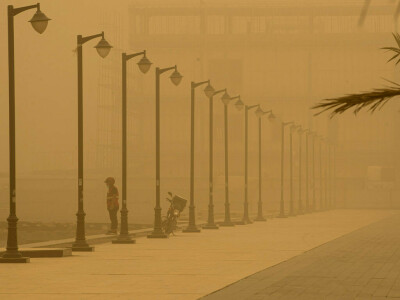 Iraq sandstorm grounds flights, sends 1,000 to hospitals
