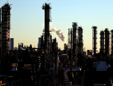 US business spending on equipment shows signs of slowing in April