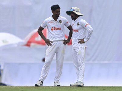 Bangladesh&rsquo;s Taijul fined for throwing ball at Sri Lanka&rsquo;s Mathews