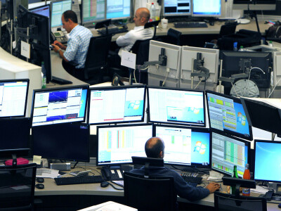 Retailers lift European stocks but growth worries persist