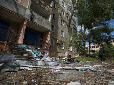 Russian forces get closer to encircling Ukraine troops in east