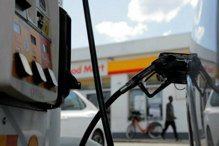 Despite high gas prices, US refiners strain to meet summer demand Despite high gas prices, US refiners strain to meet summer demand