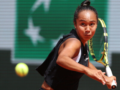 Teenager Fernandez tames Anisimova to book first Paris quarters