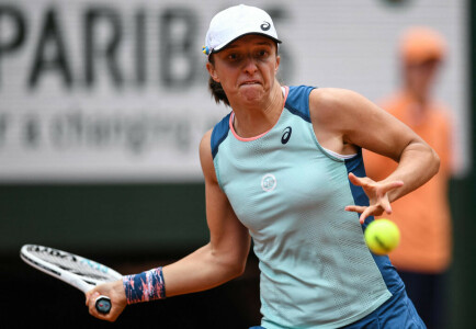 Swiatek eyes third straight French Open quarter-final