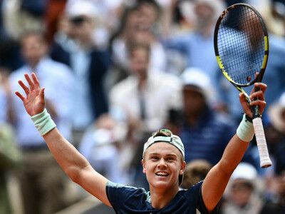 Teenager Rune shocks Tsitsipas to make French Open quarter-finals