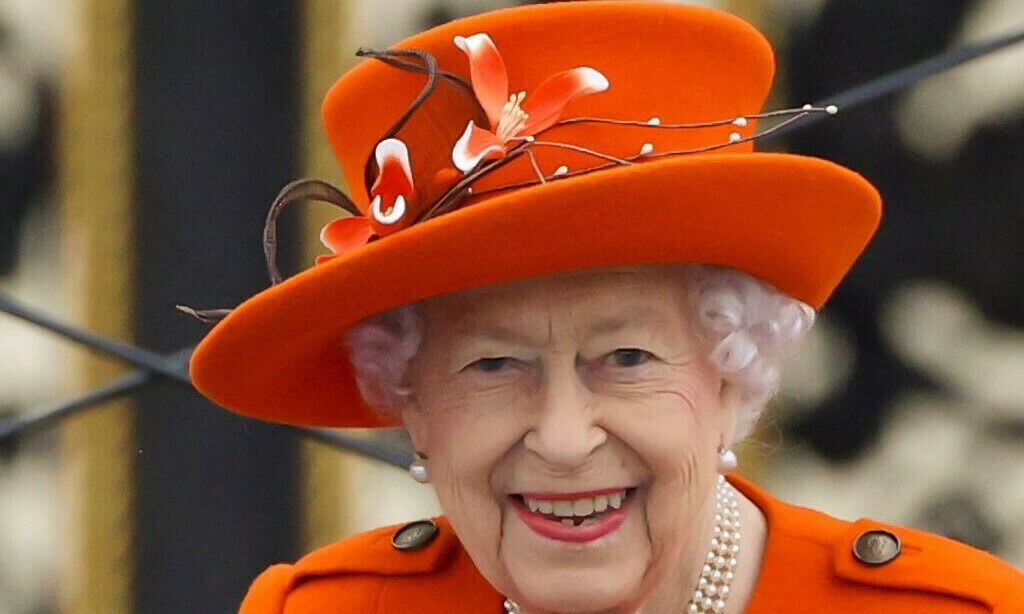Royal Mint makes its biggest-ever coin for Queen Elizabeth's Jubilee