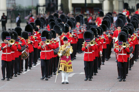 Military parade kicks off queen&rsquo;s historic jubilee celebrations