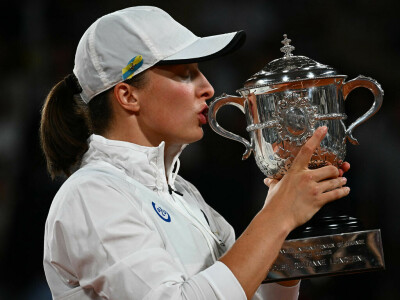 Ruthless Swiatek crushes Gauff to clinch second French Open title