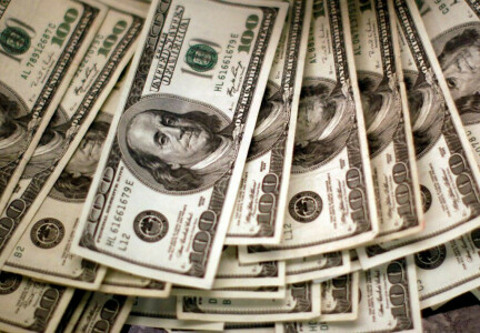 CEO-worker pay gap jumps in 2021 at low-wage US companies