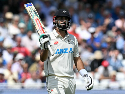 Mitchell, Blundell hit tons as New Zealand turn screw on England
