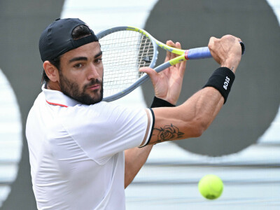 Berrettini defeats injury-hit Murray for Stuttgart title