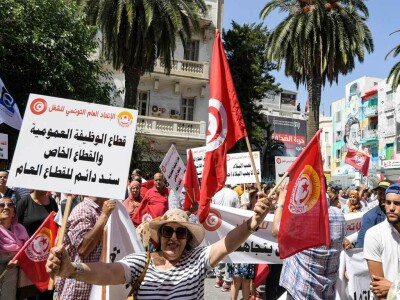 Hundreds protest in Tunis against president&rsquo;s plan for constitution