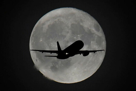 &lsquo;Perfect storm&rsquo; for airlines facing strong US dollar and high oil prices