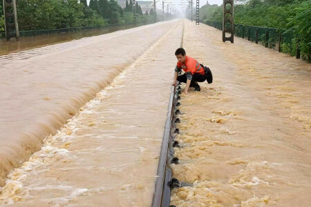 China heatwaves drive up power demand to record levels, southern floods swamp cities
