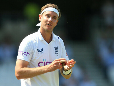 Broad at the double before New Zealand lose Nicholls to freak dismissal