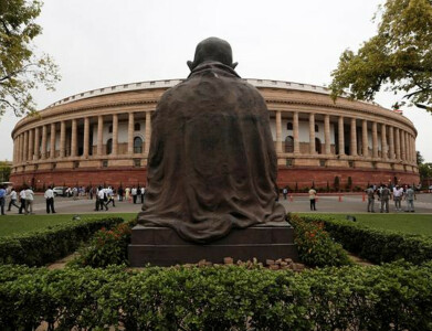 India allows local oil producers to sell to private companies
