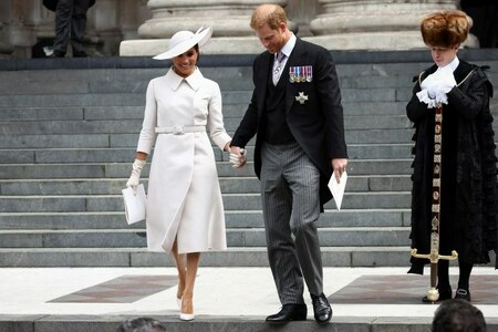 Cheers and some jeers as Prince Harry and Meghan return to UK