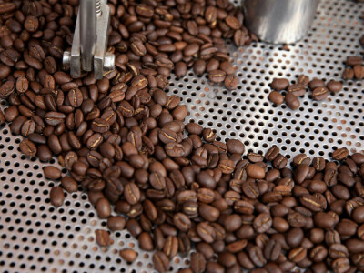 Arabica coffee extends gains, New York cocoa hits near 1-year low