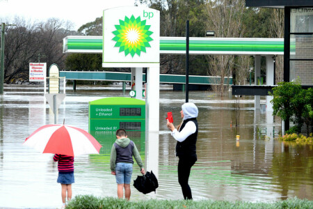 More heavy rains set to drench Sydney as thousands evacuate