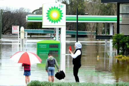 Sydney floods force thousands more to flee