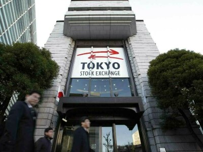 Tokyo stocks close lower