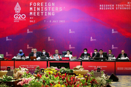 Indonesia urges G20 to help end war in Ukraine as Russia&rsquo;s Lavrov looks on