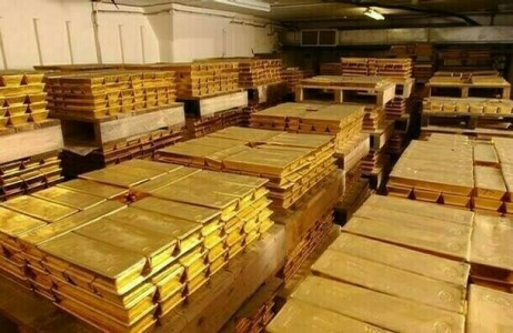 Gold struggles for traction as rate-hike bets, dollar dim appeal